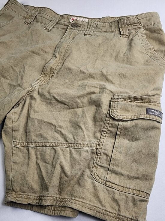 Wrangler Other - Wrangler Men's Cargo Shorts Relaxed Fit Size 44 Tan Khaki 6 Pocket Retro